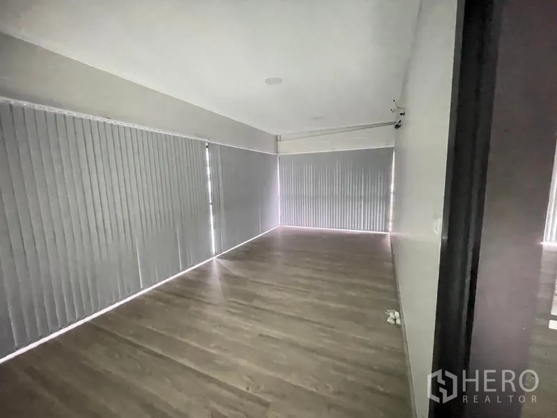 办公空间 出租在Bang Na, Bangkok - 独立房间，木纹地板与全高百叶，适合搭建办公室。