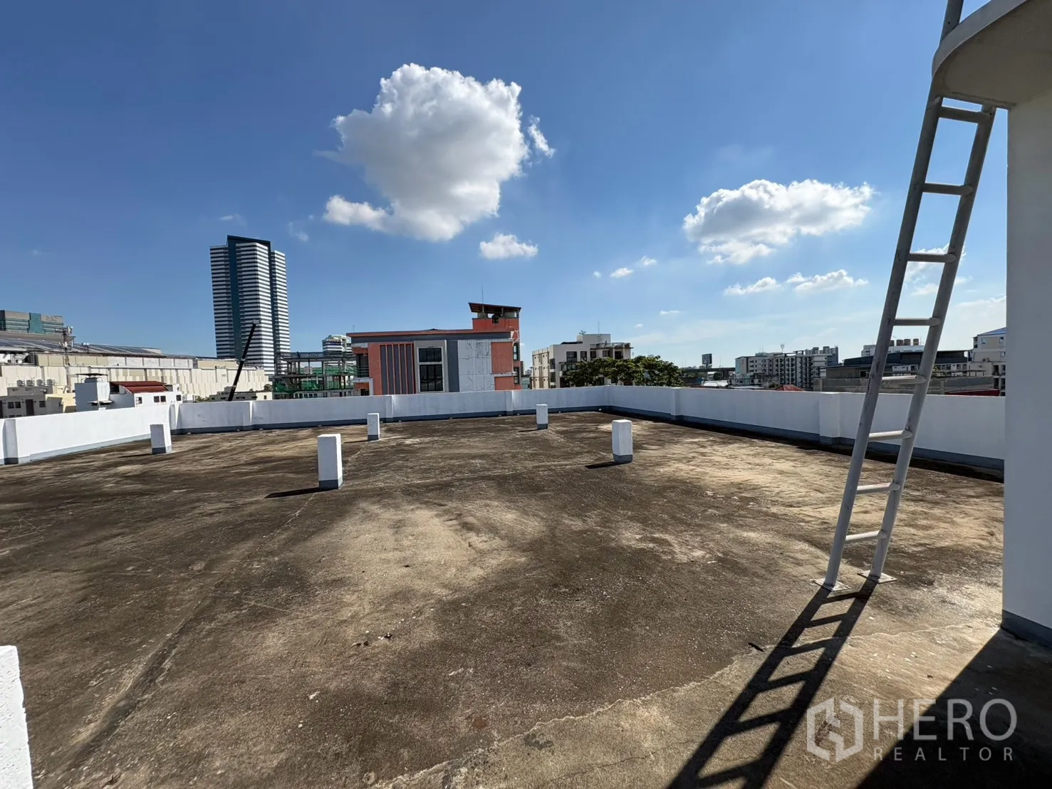 Warehouse for rent in Bang Na, Bangkok - Rooftop terrace with city skyline views and an access ladder.