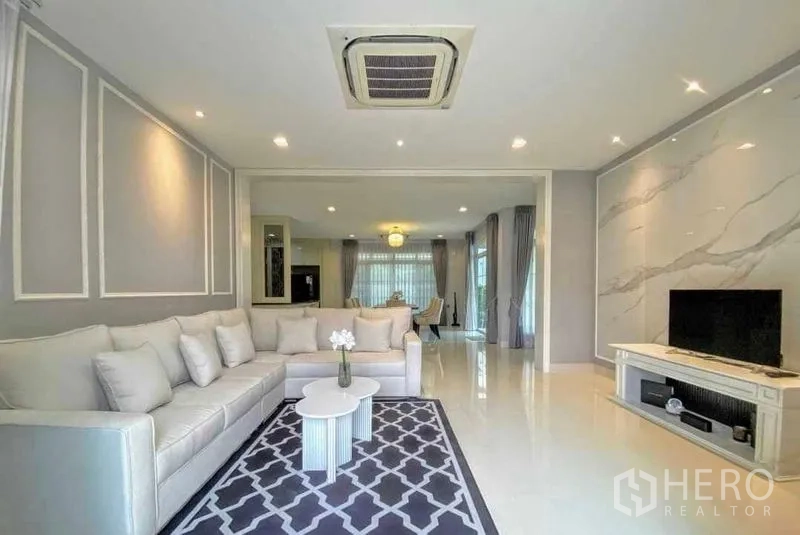 บ้าน ให้เช่าในBang Khen, Bangkok - ห้องนั่งเล่นผนังตกแต่ง ทีวีคอนโซล และพรมลายเรขาคณิต