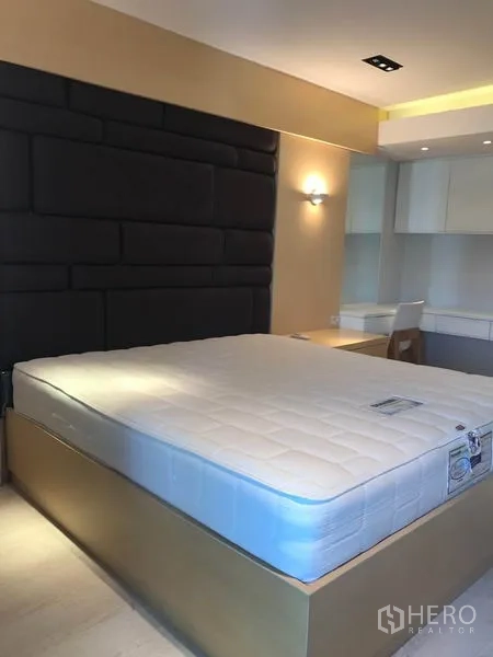 คอนโด ให้เช่าหรือขายในWatthana, Bangkok - ห้องนอนเตียงคิงไซส์บนฐานยก พนักหัวเตียงบุผ้าสีเข้ม พร้อมตู้บิวท์อิน