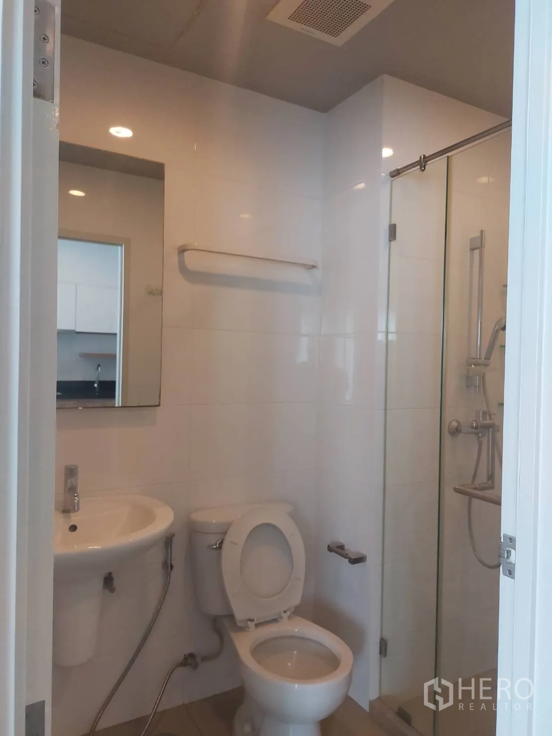 公寓 出租在Watthana, Bangkok - 白色瓷砖浴室，带玻璃淋浴间与洗手盆