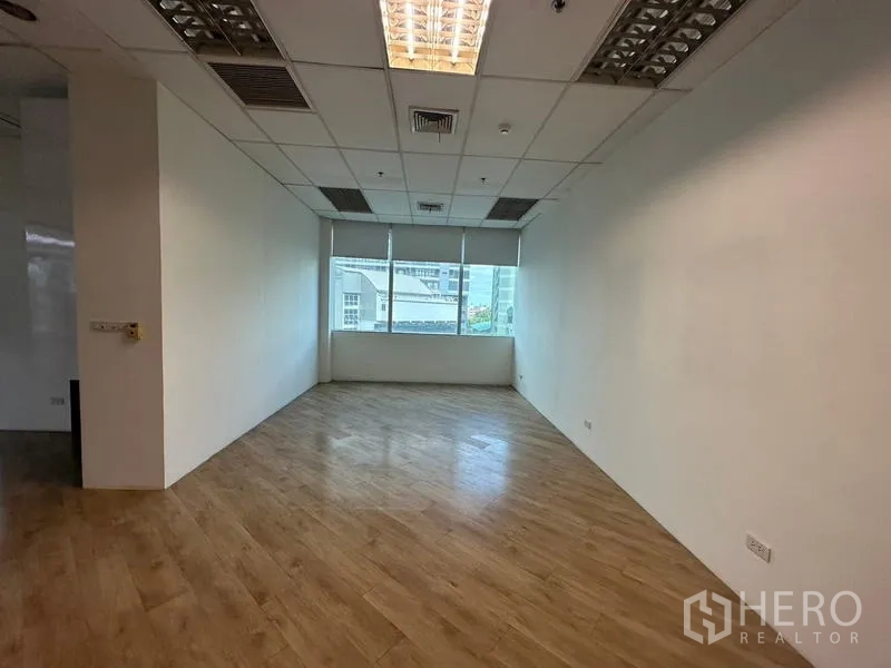 สำนักงาน ให้เช่าในRatchathewi, Bangkok - ห้องทำงานส่วนตัว พื้นไม้ ผนังสีขาว พร้อมหน้าต่างรับแสงธรรมชาติ