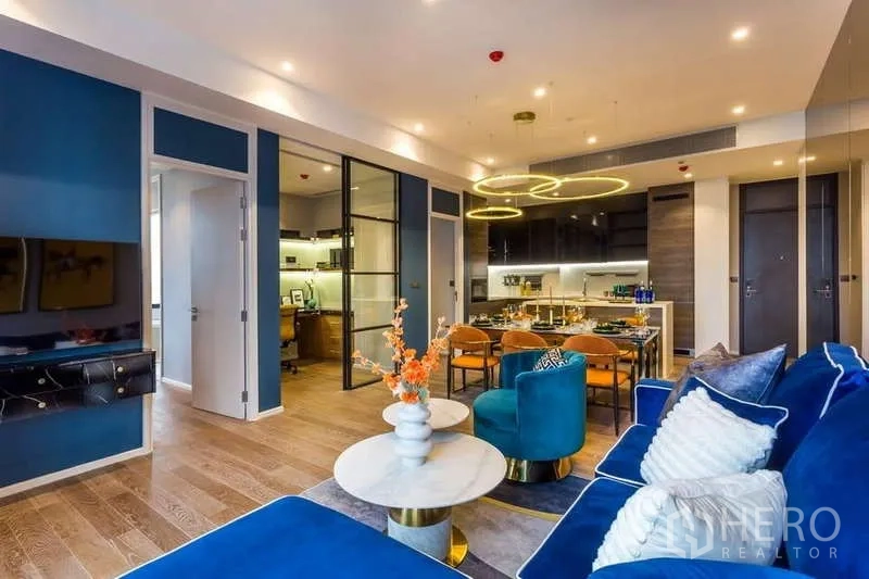 Condominium for rent in Pathum Wan, Bangkok - Bright lounge connected to dining and kitchen with designer lighting.