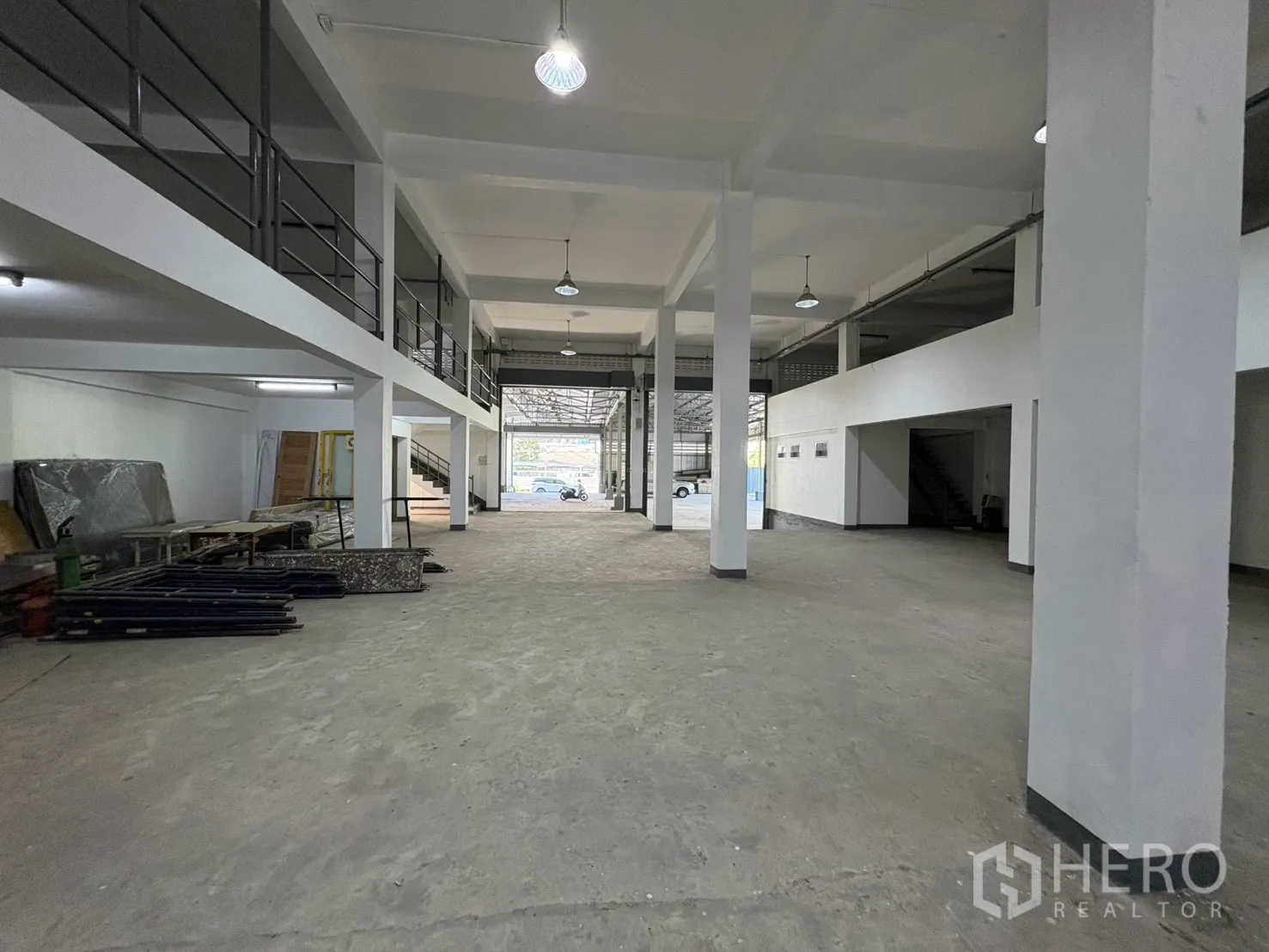 Warehouse for rent in Bang Na, Bangkok - Open warehouse floor with rows of columns and a distant entrance.