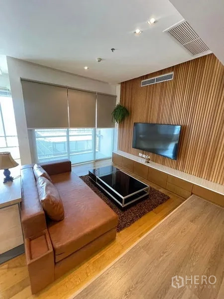 คอนโด ให้เช่าในWatthana, Bangkok - มุมนั่งเล่นอบอุ่น ผนังไม้ซี่และทีวีติดผนัง