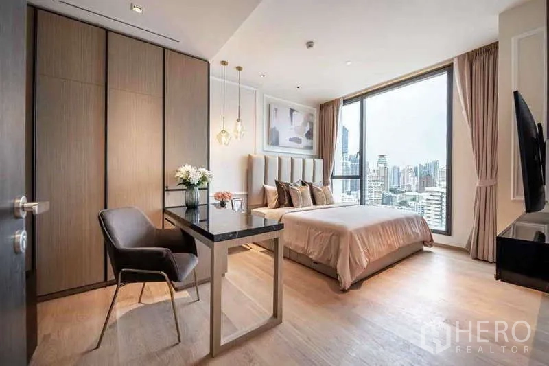 คอนโด ให้เช่าหรือขายในKhlong Toei, Bangkok - ห้องนอนกว้างพร้อมหัวเตียงบุ โต๊ะทำงาน ตู้เสื้อผ้าบิวท์อิน และหน้าต่างวิวสกายไลน์