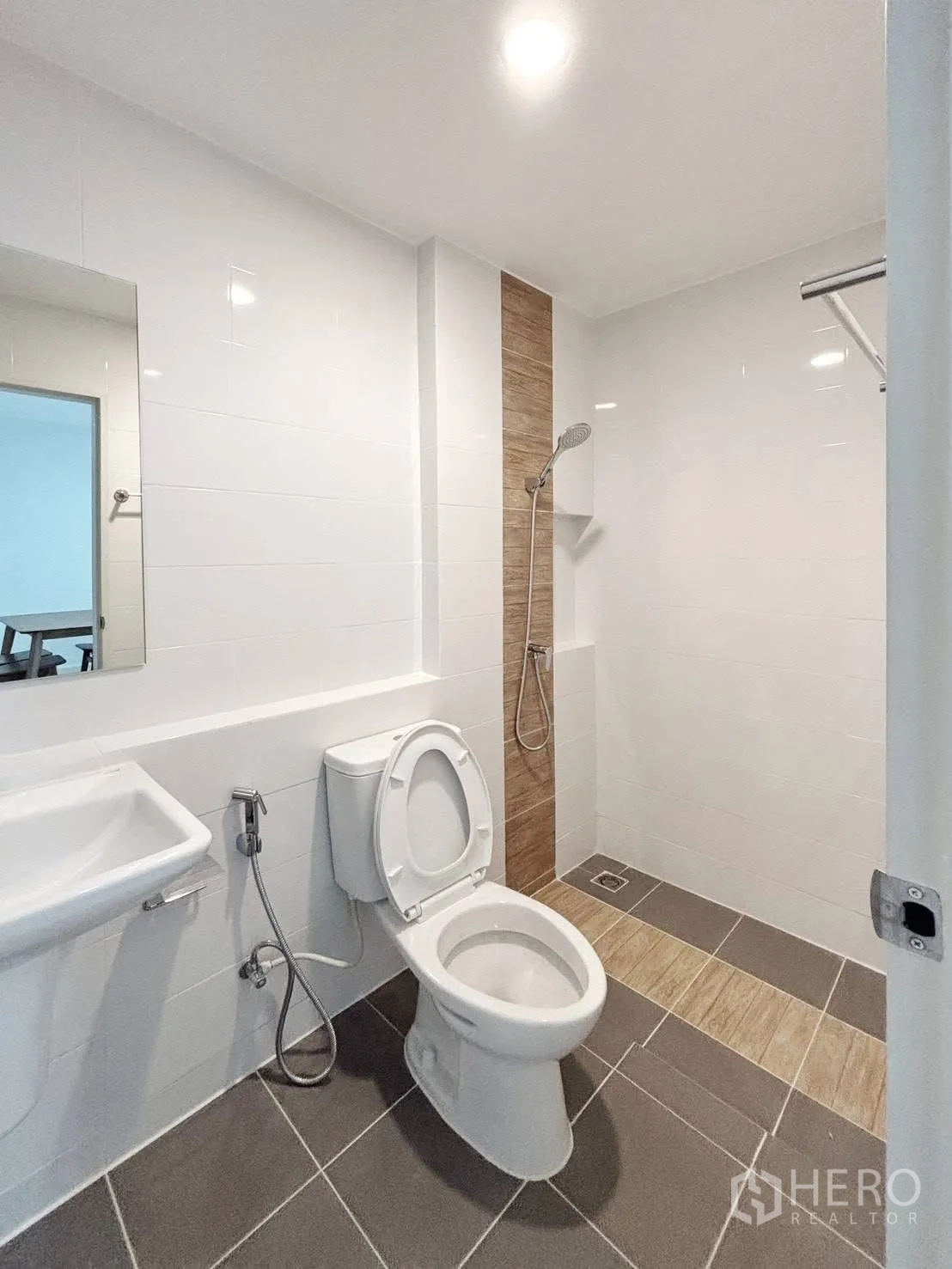ทาวน์เฮาส์ for rent in Bang Phli, Samut Prakan - ห้องน้ำสะอาด โถสุขภัณฑ์ อ่างล้างหน้า และมุมอาบน้ำแบบฝักบัว ปูกระเบื้อง