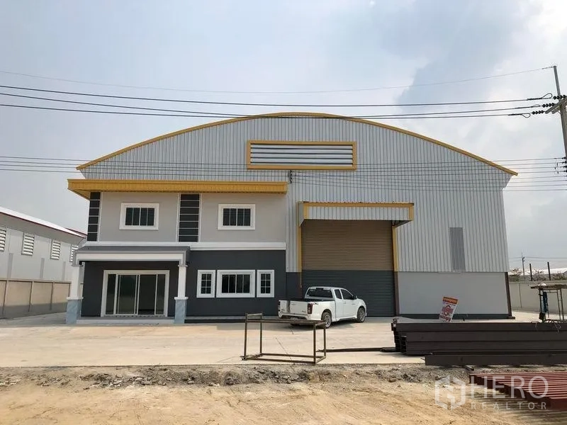 โรงงาน ให้เช่าหรือขายในBang Len, Nakhon Pathom - ด้านหน้าตัวอาคารโรงงาน โชว์ปีกออฟฟิศ ช่องโหลด และลานจอดกว้าง