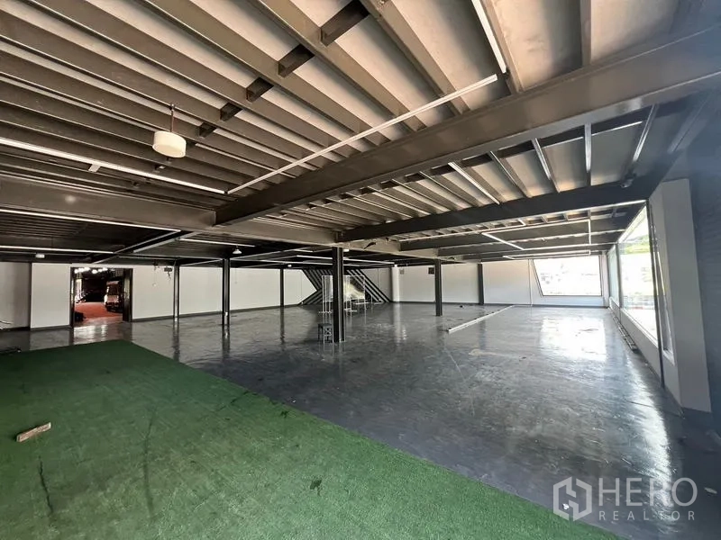Showroom for rent in Mueang Samut Prakan, Samut Prakan - Open-plan mezzanine floor with steel beams, polished surface and staircase