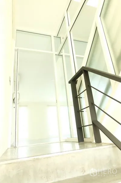 带办公室的家 出租在Wang Thonglang, Bangkok - 楼梯平台，金属扶手与玻璃隔断门