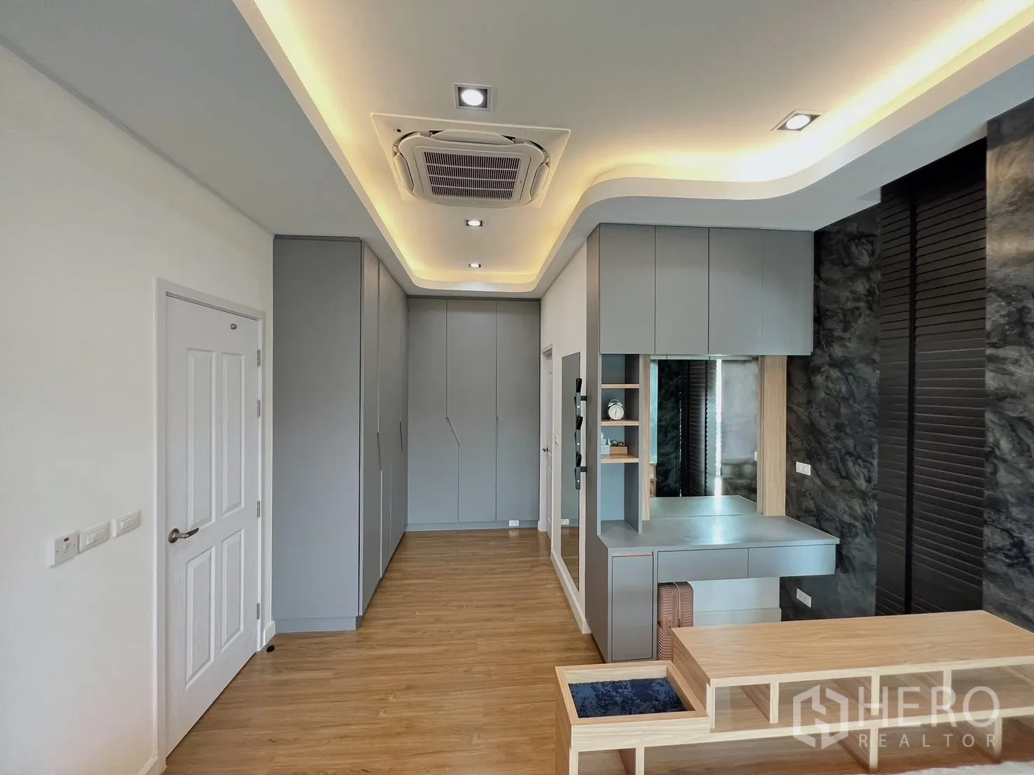 Detached House for rent or sale in Khlong Luang, Pathum Thani - Dressing area with built-in wardrobes and makeup counter in the master suite.