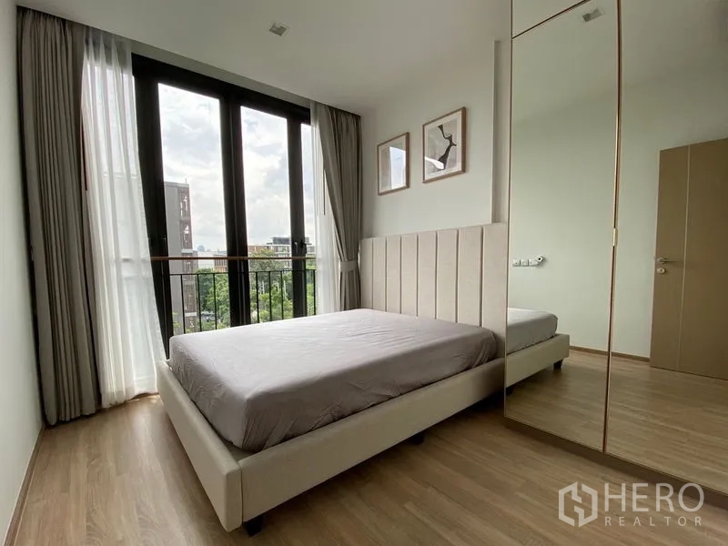 Condominium for rent or sale in Watthana, Bangkok - Second bedroom with floor-to-ceiling windows, balcony green view and mirrored wardrobe.