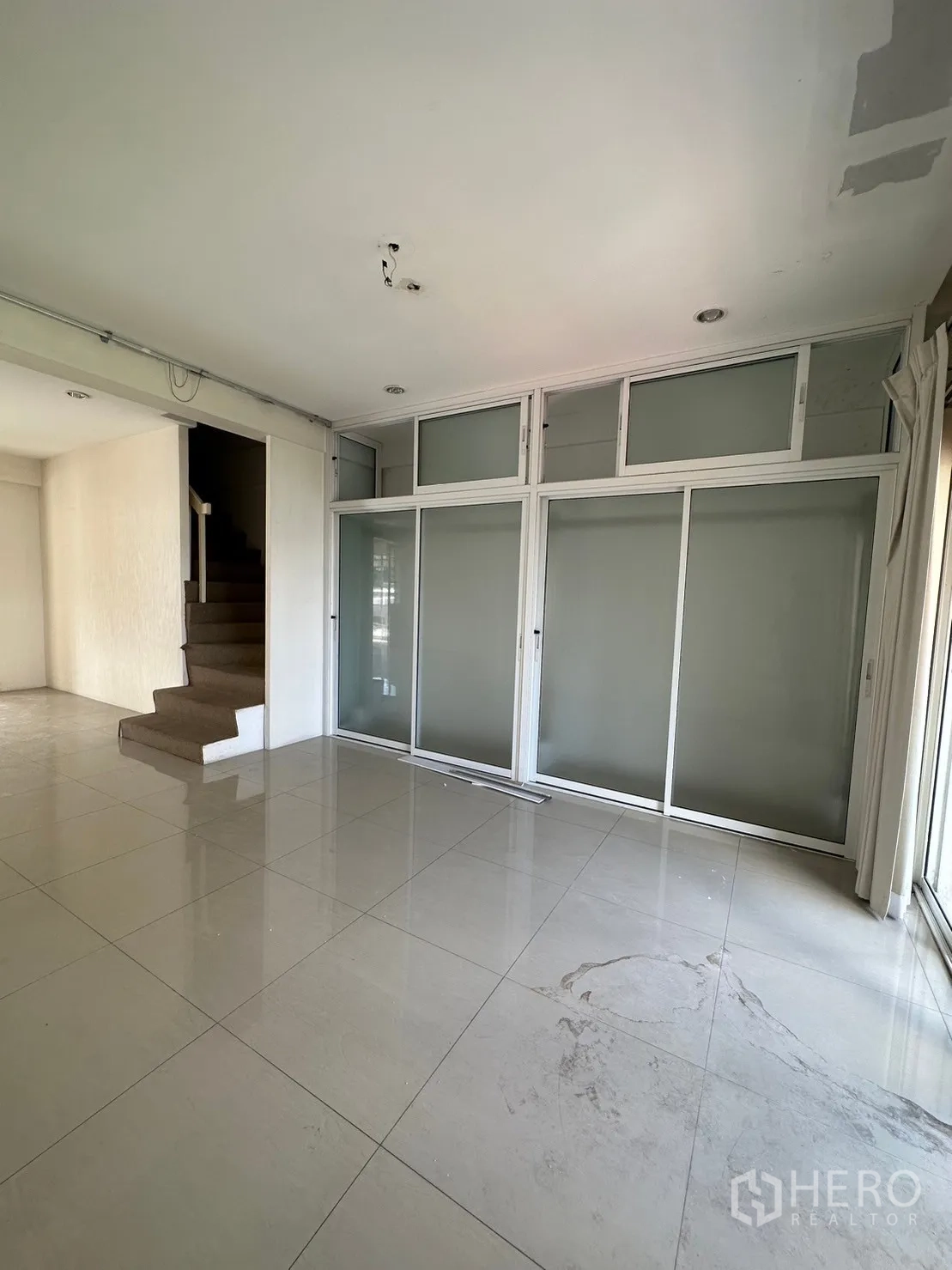 零售空间 出租在Watthana, Bangkok - 带磨砂玻璃隔断的会议室，抛光地砖