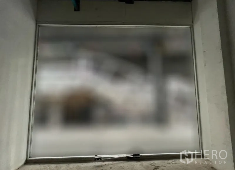 Retail Space for rent in Khlong Toei, Bangkok - Rear frosted window providing diffused daylight into the retail space.