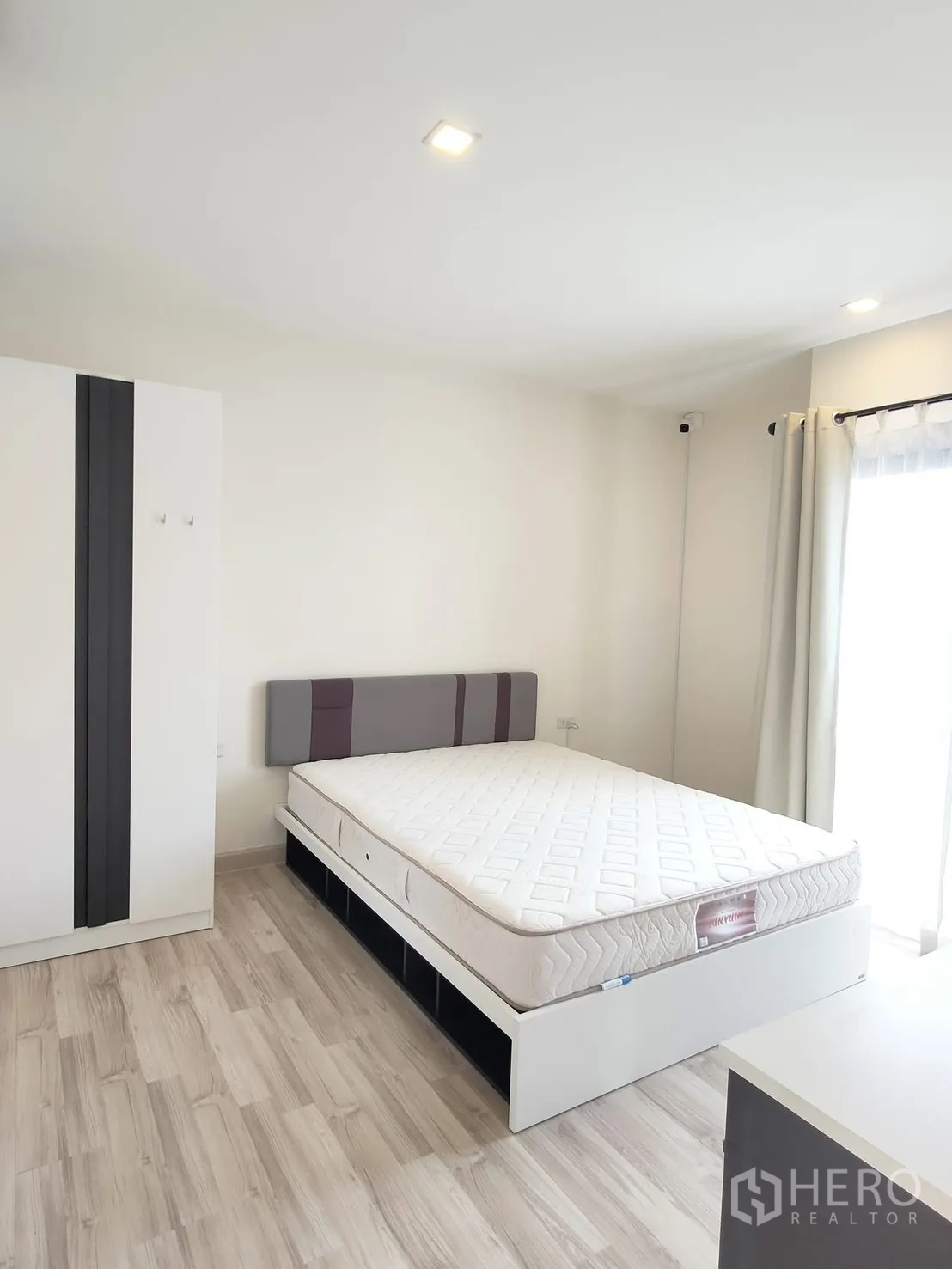 ทาวน์เฮาส์ for rent in Saphan Sung, Bangkok - ห้องนอนสว่างมีเตียงขนาดใหญ่ ตู้เสื้อผ้า พื้นลามิเนตลายไม้ และผ้าม่านหน้าต่าง