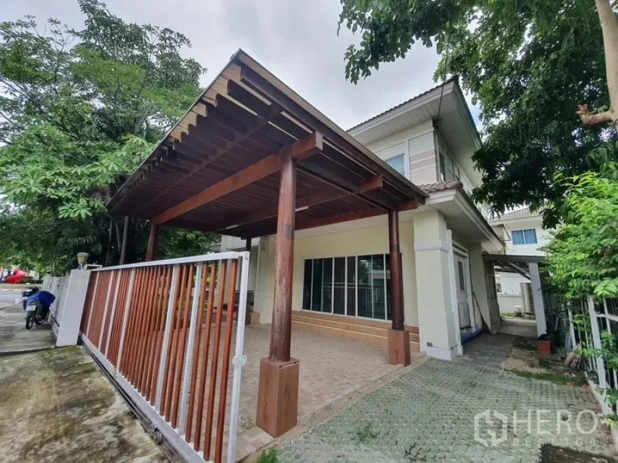 独立式住宅 出租在Lat Krabang, Bangkok - 两层独栋别墅外观，带木质遮棚车位和推拉大门，位于叻甲廊。
