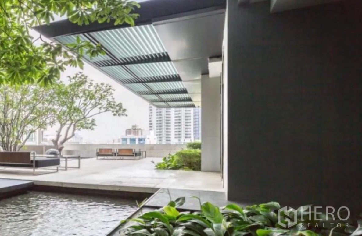 公寓 出租在Watthana, Bangkok - 户外花园露台，设水景与休闲座椅，可观城市景色。