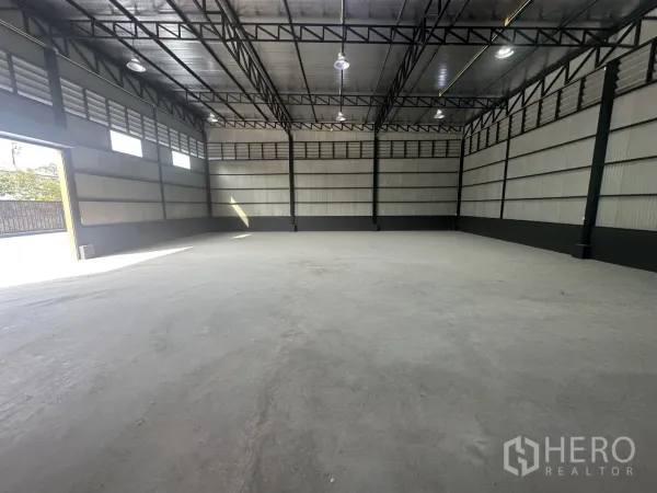 Warehouse for rent in Prawet, Bangkok - Well-lit warehouse with side windows, high ceiling and expansive concrete floor area.