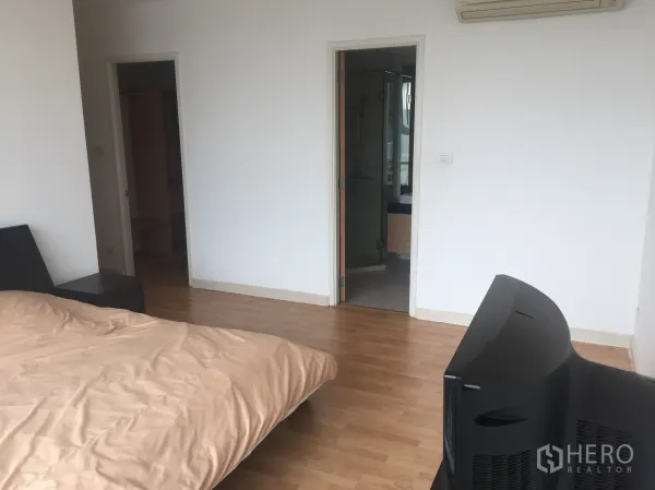 公寓 出租或出售在Watthana, Bangkok - 宽敞卧室，木地板、电视柜，连接套内卫生间