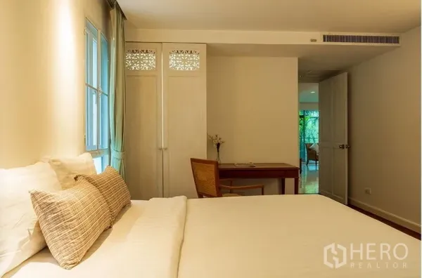 房间 出租在Bang Rak, Bangkok - 卧室另一角度，衣柜装饰百叶，书桌，视线通向客厅。