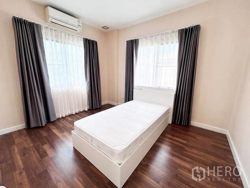 บ้าน ให้เช่าหรือขายในPrawet, Bangkok - ห้องนอนสว่าง เตียง ผ้าม่าน และพื้นไม้