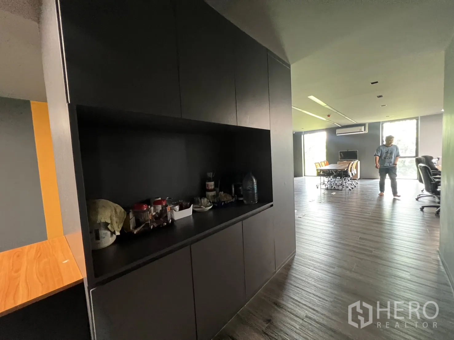 货栈 出售在Lat Krabang, Bangkok - 办公室茶水区与内置储物柜。