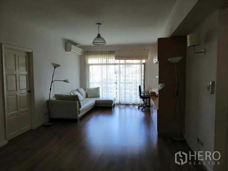 คอนโด ให้เช่าในWatthana, Bangkok - ห้องนั่งเล่นกว้าง พื้นไม้ หน้าต่างบานใหญ่และมุมทำงาน