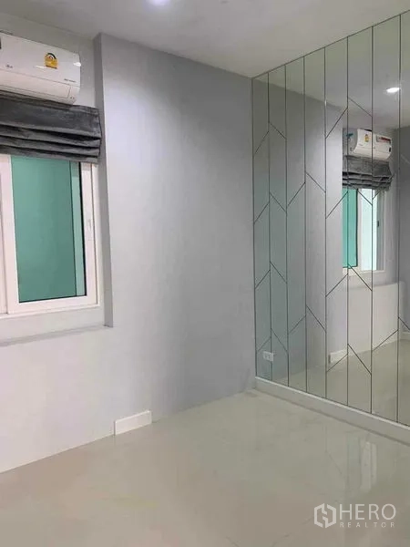 Detached House for rent in Bang Khen, Bangkok - Multi-purpose room with glossy floor, decorative mirror wall and air-conditioning.