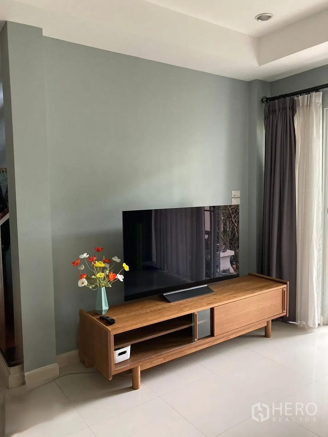 บ้านเดี่ยว for rent in Prawet, Bangkok - มุมทีวีพร้อมชั้นวางไม้และทีวีจอใหญ่