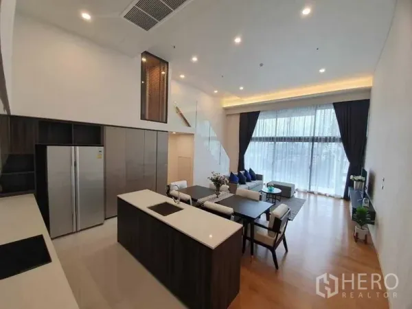 คอนโด ให้เช่าในWatthana, Bangkok - ครัวสมัยใหม่เคาน์เตอร์ไอแลนด์ ตู้บิลท์อิน ตู้เย็นไซซ์ใหญ่ มองออกไปยังโถงนั่งเล่นโปร่งโล่ง