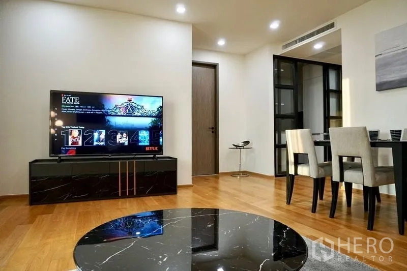公寓 出租在Khlong Toei, Bangkok - 客餐厅一体，电视柜、筒灯与木地板