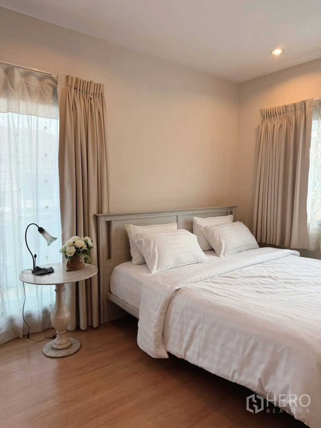 บ้านเดี่ยว for rent or sale in Suan Luang, Bangkok - ห้องนอนอบอุ่น โต๊ะข้างเตียง โคมไฟ และผ้าม่านโทนเรียบ