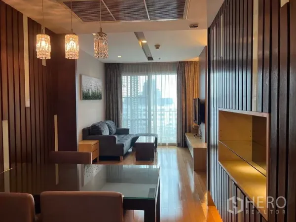 公寓 出租在Khlong Toei, Bangkok - 客餐厅一体，水晶吊灯、沙发、电视柜与落地阳台门。