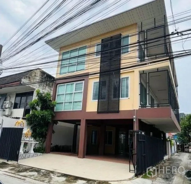 带办公室的家 出租在Bang Sue, Bangkok - 现代化Home Office正立面，带车棚与金属遮阳板。