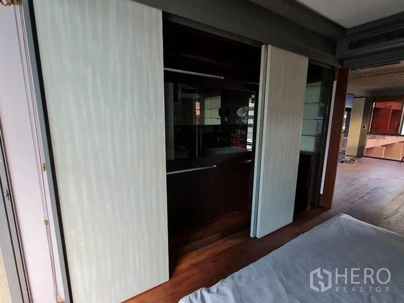 公寓 出售在Pathum Wan, Bangkok - 卧室内推拉门衣柜与内置收纳细节