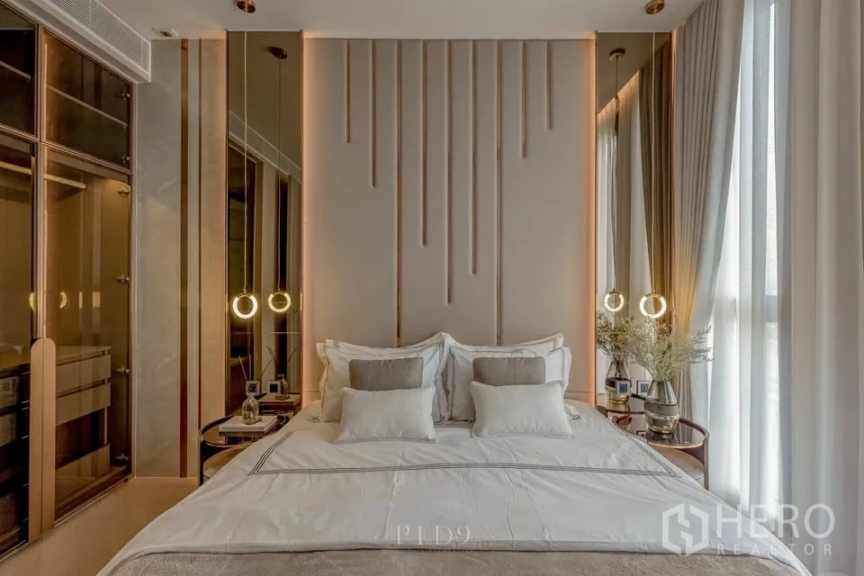 公寓 for rent in Sathon, Bangkok - 卧室配落地窗、吊灯与镜面装饰墙面，氛围温馨。