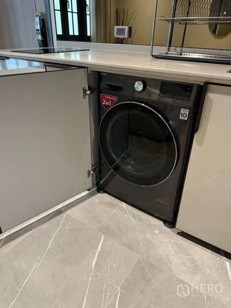 公寓 出租在Watthana, Bangkok - 厨房柜体内置的2合1洗烘一体机。
