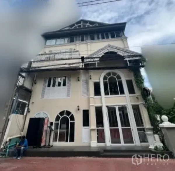 店屋 出租在Phaya Thai, Bangkok - 阿里多层店屋，拱形高窗与经典外立面。
