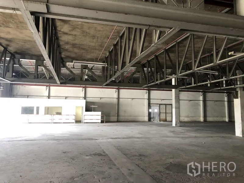 货栈 出租在Lam Luk Ka, Pathum Thani - 仓库内带钢结构夹层及小型办公房间的区域