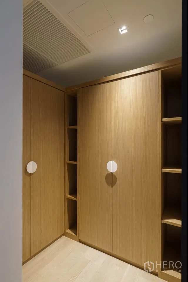 公寓 for rent in Bang Rak, Bangkok - 步入式衣帽间，内置木质衣柜与开放式搁架。