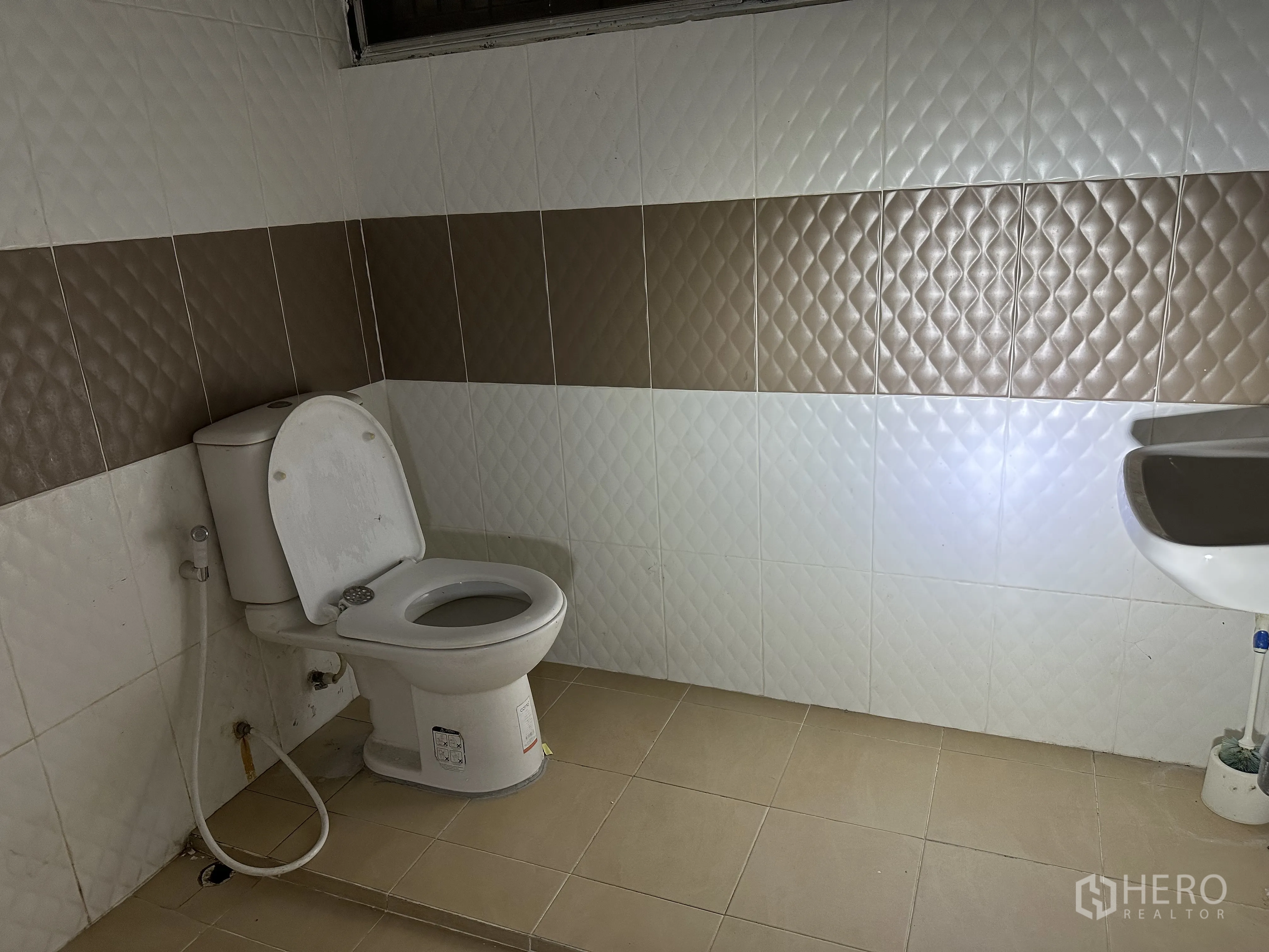 家庭办公室 for rent in Suan Luang, Bangkok - 瓷砖卫生间，坐便器与立面纹理墙砖。