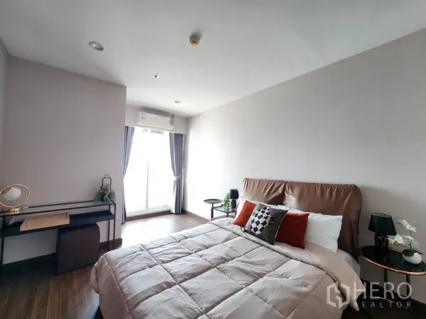 公寓 出租在Yan Nawa, Bangkok - 主卧，软包床头、床头柜与书桌，推拉门直达阳台