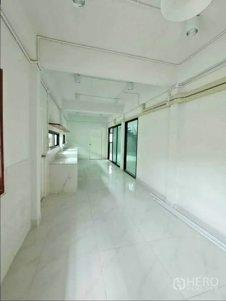Home Office for rent in Lat Phrao, Bangkok - Spacious galley area linking the pantry to the terrace through large sliding glass doors.
