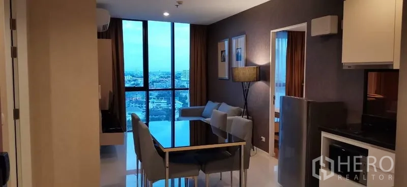 คอนโด ให้เช่าในWatthana, Bangkok - ภาพยามเย็นของโซนรับประทานอาหารและนั่งเล่นติดหน้าต่างกระจกสูง มองเห็นไฟเมือง