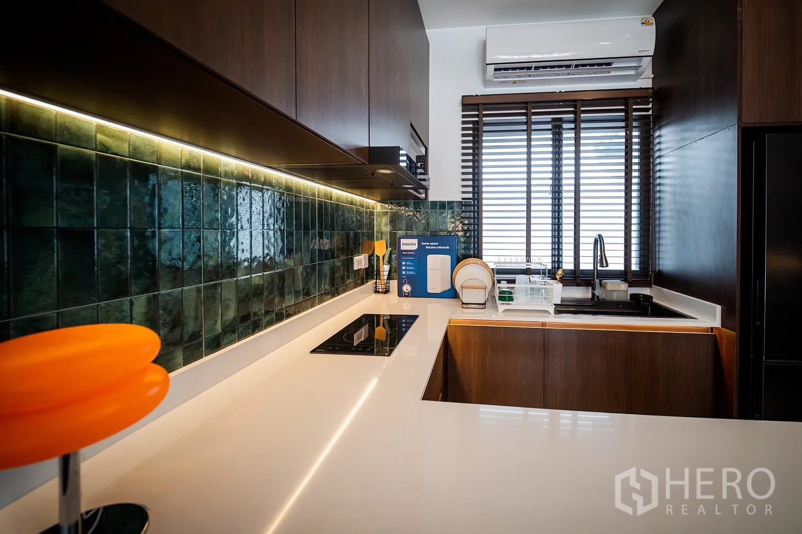 Townhouse for rent in Bang Phli, Samut Prakan - Contemporary kitchen with white countertops, green tile backsplash and window.