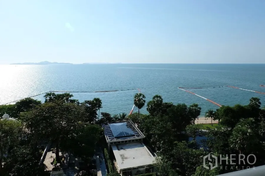 คอนโด ให้เช่าหรือขายในBang Lamung, Chon Buri - วิวทะเลอ่าวไทยจากชั้นสูง เห็นชายหาดและต้นปาล์ม