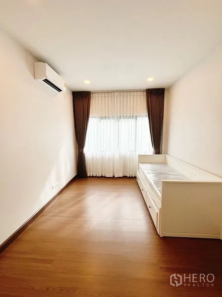 บ้าน ให้เช่าในBang Phli, Samut Prakan - ห้องนอนรองอบอุ่น พร้อมเดย์เบด พื้นไม้ และหน้าต่างบานใหญ่