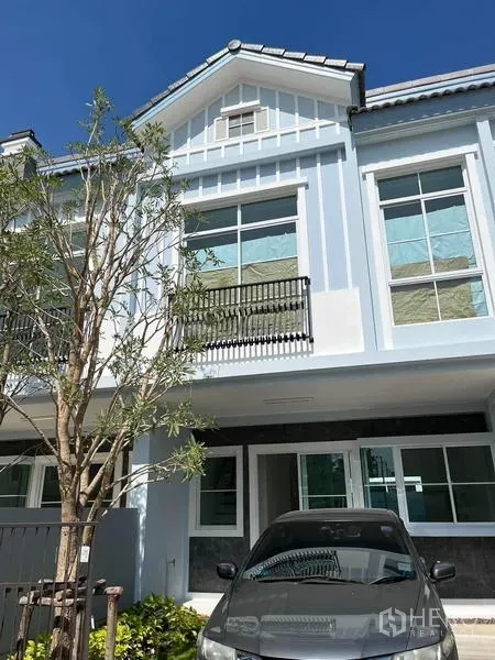 ทาวน์เฮาส์ ให้เช่าในPrawet, Bangkok - ด้านหน้า ทาวน์เฮ้าส์หลังคาจั่ว สวนหย่อม และที่จอดรถหน้าบ้าน