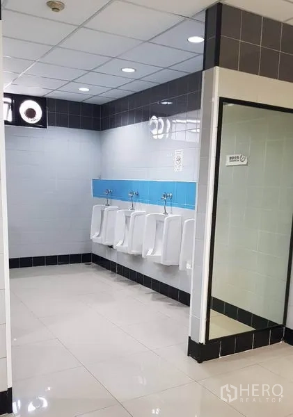 สำนักงาน ให้เช่าในHuai Khwang, Bangkok - ห้องน้ำชายสะอาด มีโถปัสสาวะติดผนัง แต่งแซมกระเบื้องสีฟ้า