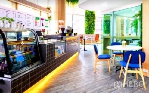 办公空间 出租在Khlong Toei, Bangkok - 楼内咖啡吧，展示柜、菜单与就座区